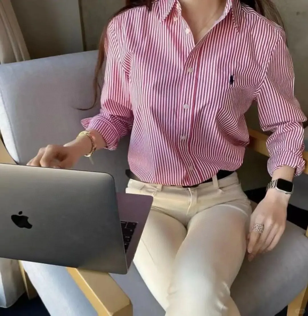 P260 💰 "Top quality" Style number: 8082# [Ralph Lauren classic basic new old money style striped shirt long sleeves] ✅Ralph Lauren Ralph Lauren colorful style old money style cotton poplin striped casual shirt long sleeves ✅Top ceiling quality ZP original development You can compare with the real thing at will ✅100% restored workmanship The entire garment is covered with seams and clean edges Curved triangular bifurcation ✅100% cotton poplin cotton Smooth to the touch Pre-car wash treatment The yarn is tighter ✅Customized dyed original pearlescent white bottom buttons, large and small zoning, vertical phoenix eyelets ✅Special shaped chiffon foil inside the collar door tube, not easy to deform and pull ✅Refreshing colorful striped shirt, salty or sweet, daily travel, extremely high production rate, customized style ✅The upper body looks much better than the real thing, can be worn alone or worn in all seasons, highly recommended for goddesses, size: S-XL, color: red, blue, green